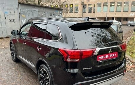 Mitsubishi Outlander III рестайлинг 3, 2022 год, 2 960 000 рублей, 5 фотография