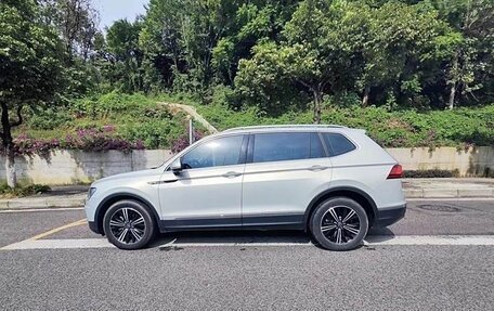 Volkswagen Tiguan II, 2021 год, 2 350 000 рублей, 2 фотография