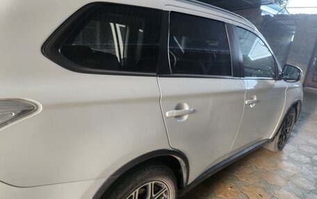 Mitsubishi Outlander III рестайлинг 3, 2014 год, 2 100 000 рублей, 4 фотография