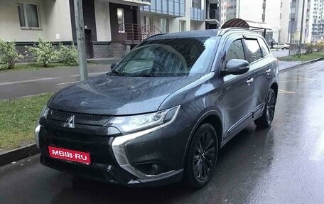 Mitsubishi Outlander III рестайлинг 3, 2019 год, 2 430 000 рублей, 1 фотография