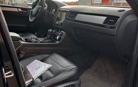 Volkswagen Touareg III, 2010 год, 1 975 000 рублей, 10 фотография