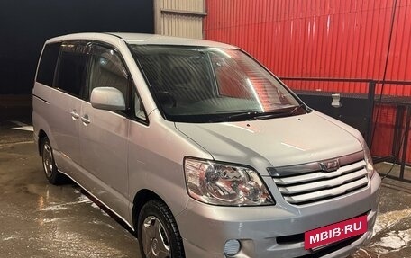 Toyota Noah III, 2002 год, 836 000 рублей, 3 фотография