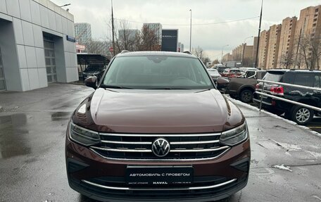 Volkswagen Tiguan II, 2020 год, 2 620 000 рублей, 2 фотография