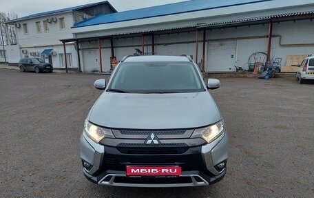 Mitsubishi Outlander III рестайлинг 3, 2021 год, 3 350 000 рублей, 9 фотография