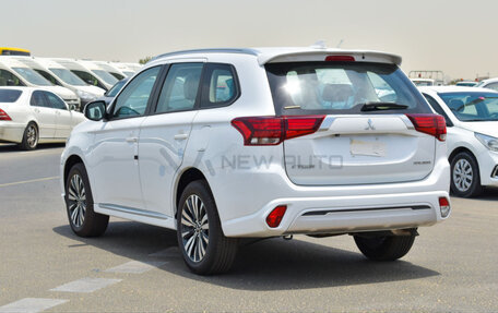 Mitsubishi Outlander III рестайлинг 3, 2022 год, 2 650 000 рублей, 4 фотография