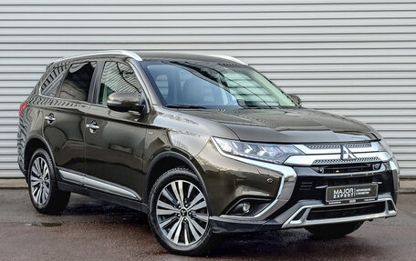 Mitsubishi Outlander III рестайлинг 3, 2020 год, 3 400 000 рублей, 3 фотография