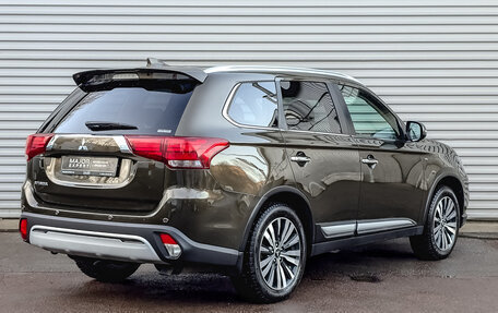 Mitsubishi Outlander III рестайлинг 3, 2020 год, 3 400 000 рублей, 5 фотография