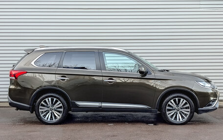 Mitsubishi Outlander III рестайлинг 3, 2020 год, 3 400 000 рублей, 4 фотография