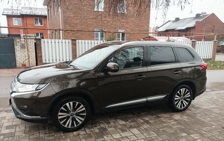 Mitsubishi Outlander III рестайлинг 3, 2019 год, 2 400 000 рублей, 1 фотография