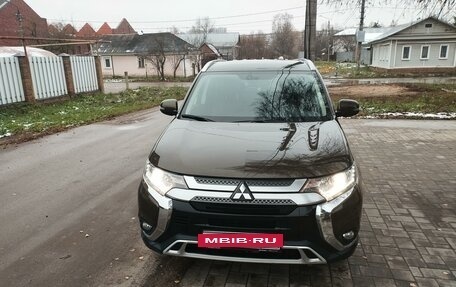 Mitsubishi Outlander III рестайлинг 3, 2019 год, 2 400 000 рублей, 2 фотография