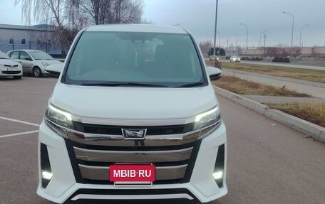 Toyota Noah III, 2020 год, 3 400 000 рублей, 2 фотография