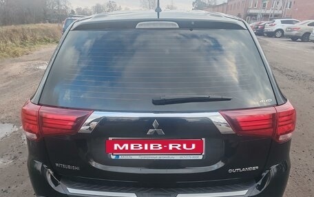 Mitsubishi Outlander III рестайлинг 3, 2016 год, 1 900 000 рублей, 11 фотография