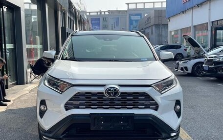 Toyota RAV4, 2021 год, 2 900 000 рублей, 2 фотография