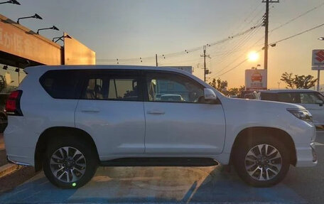 Toyota Land Cruiser Prado 150 рестайлинг 2, 2022 год, 4 800 010 рублей, 7 фотография