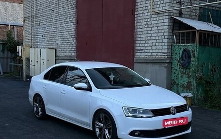 Volkswagen Jetta VI, 2014 год, 1 170 000 рублей, 2 фотография