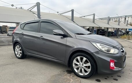 Hyundai Solaris II рестайлинг, 2011 год, 800 000 рублей, 4 фотография