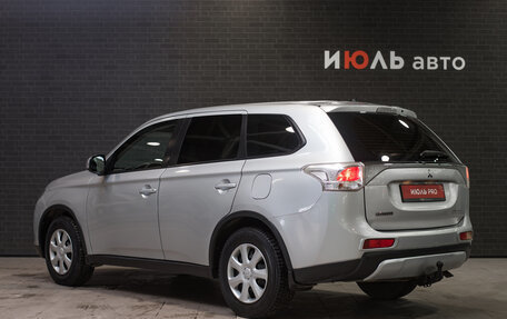 Mitsubishi Outlander III рестайлинг 3, 2014 год, 1 850 000 рублей, 4 фотография