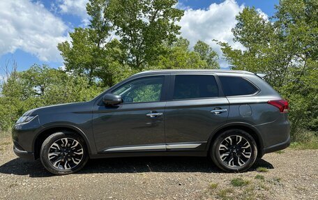 Mitsubishi Outlander III рестайлинг 3, 2019 год, 3 150 000 рублей, 2 фотография