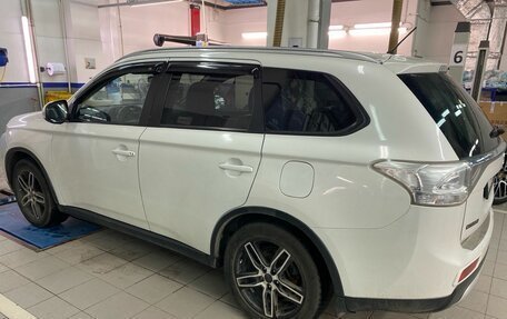 Mitsubishi Outlander III рестайлинг 3, 2014 год, 1 697 000 рублей, 3 фотография