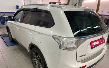 Mitsubishi Outlander III рестайлинг 3, 2014 год, 1 697 000 рублей, 4 фотография