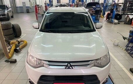 Mitsubishi Outlander III рестайлинг 3, 2014 год, 1 697 000 рублей, 2 фотография