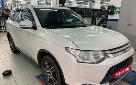 Mitsubishi Outlander III рестайлинг 3, 2014 год, 1 697 000 рублей, 8 фотография