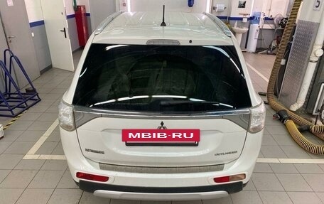 Mitsubishi Outlander III рестайлинг 3, 2014 год, 1 697 000 рублей, 5 фотография