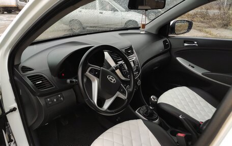 Hyundai Solaris II рестайлинг, 2012 год, 850 000 рублей, 11 фотография