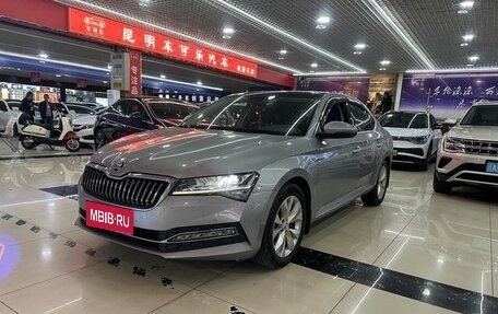 Skoda Superb III рестайлинг, 2021 год, 1 980 000 рублей, 1 фотография