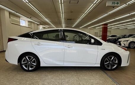 Toyota Prius IV XW50, 2021 год, 1 500 000 рублей, 3 фотография