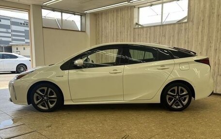 Toyota Prius IV XW50, 2021 год, 1 500 000 рублей, 7 фотография