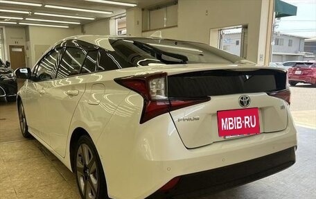 Toyota Prius IV XW50, 2021 год, 1 500 000 рублей, 6 фотография