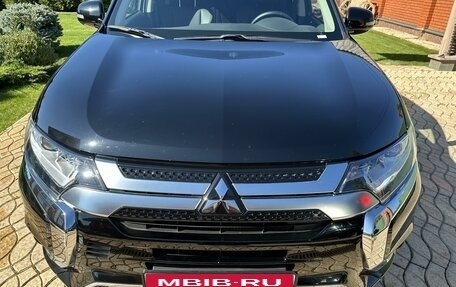 Mitsubishi Outlander III рестайлинг 3, 2022 год, 3 100 000 рублей, 2 фотография