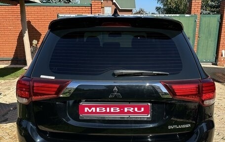 Mitsubishi Outlander III рестайлинг 3, 2022 год, 3 100 000 рублей, 4 фотография