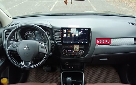 Mitsubishi Outlander III рестайлинг 3, 2018 год, 2 400 000 рублей, 9 фотография