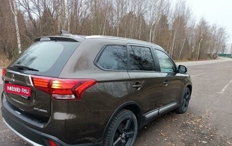 Mitsubishi Outlander III рестайлинг 3, 2018 год, 2 400 000 рублей, 6 фотография