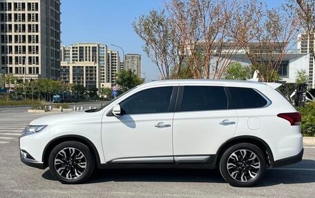 Mitsubishi Outlander III рестайлинг 3, 2020 год, 2 550 000 рублей, 8 фотография