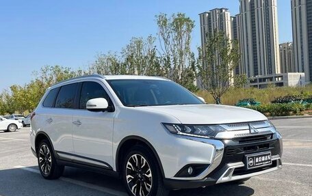 Mitsubishi Outlander III рестайлинг 3, 2020 год, 2 550 000 рублей, 3 фотография