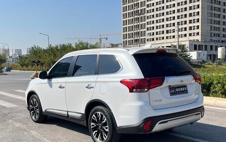 Mitsubishi Outlander III рестайлинг 3, 2020 год, 2 550 000 рублей, 5 фотография