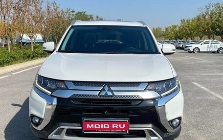 Mitsubishi Outlander III рестайлинг 3, 2020 год, 2 550 000 рублей, 2 фотография