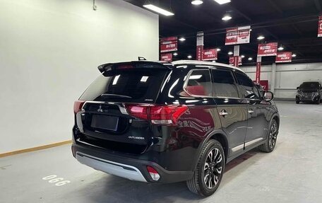 Mitsubishi Outlander III рестайлинг 3, 2021 год, 2 580 000 рублей, 5 фотография