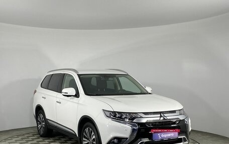 Mitsubishi Outlander III рестайлинг 3, 2019 год, 3 100 000 рублей, 2 фотография