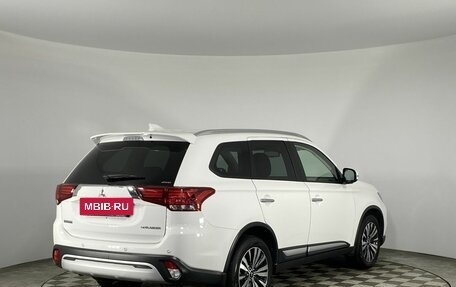 Mitsubishi Outlander III рестайлинг 3, 2019 год, 3 100 000 рублей, 5 фотография