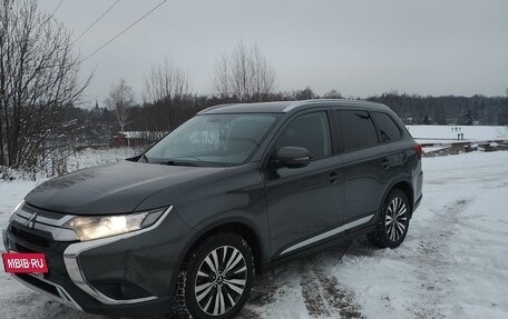 Mitsubishi Outlander III рестайлинг 3, 2018 год, 2 350 000 рублей, 2 фотография