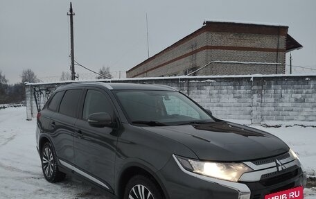 Mitsubishi Outlander III рестайлинг 3, 2018 год, 2 350 000 рублей, 6 фотография