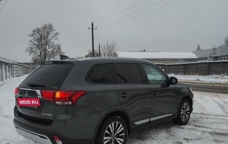 Mitsubishi Outlander III рестайлинг 3, 2018 год, 2 350 000 рублей, 5 фотография