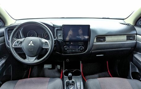 Mitsubishi Outlander III рестайлинг 3, 2013 год, 1 599 000 рублей, 9 фотография