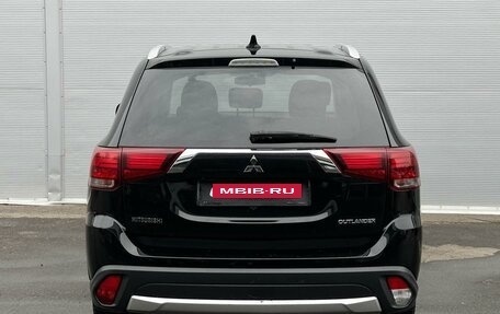 Mitsubishi Outlander III рестайлинг 3, 2018 год, 2 025 000 рублей, 4 фотография