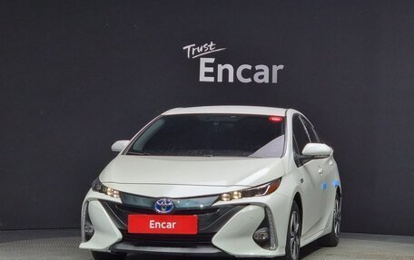 Toyota Prius IV XW50, 2021 год, 2 400 000 рублей, 3 фотография