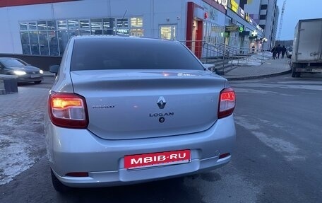 Renault Logan II, 2017 год, 900 000 рублей, 3 фотография